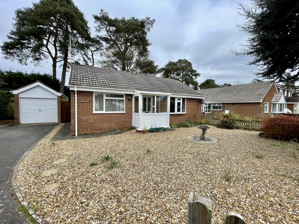Lot: 33 - BUNGALOW FOR IMPROVEMENT IN ATTRACTIVE LOCATION - External photo of bungalow with driveway